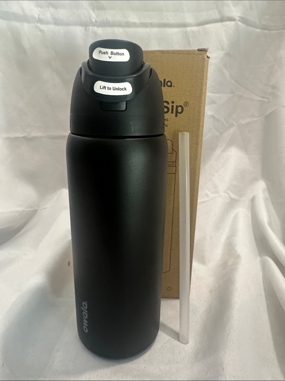 Owala insulated water bottle with a built-in straw. Black 32oz